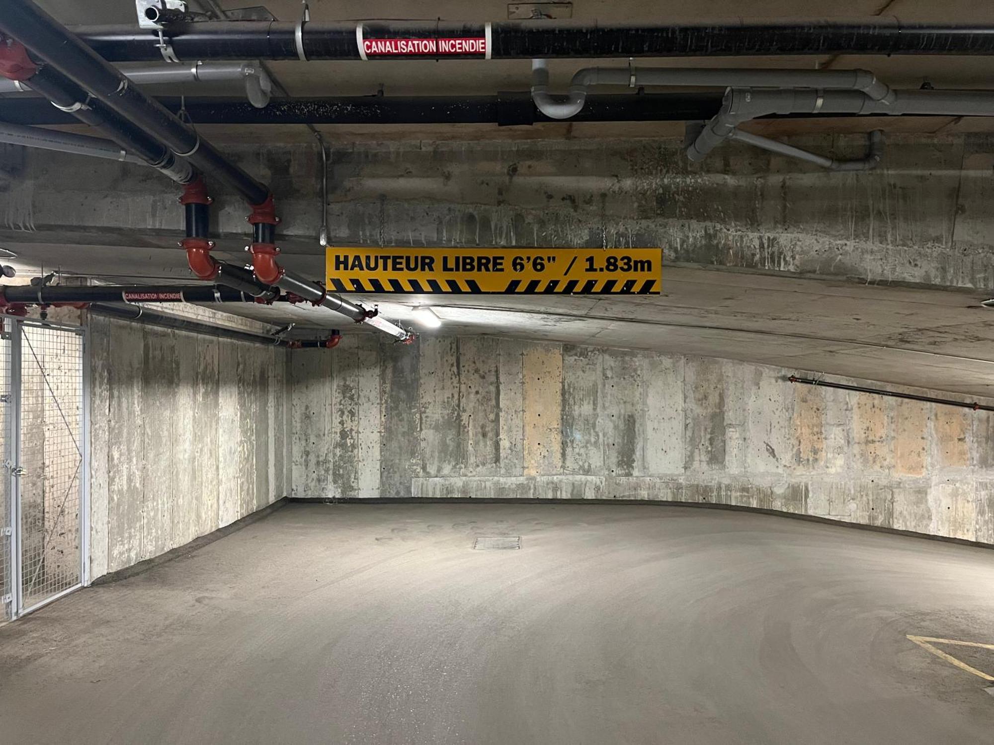INITIAL -CLASSE S- Centre-ville de Québec +stationnement Extérieur photo