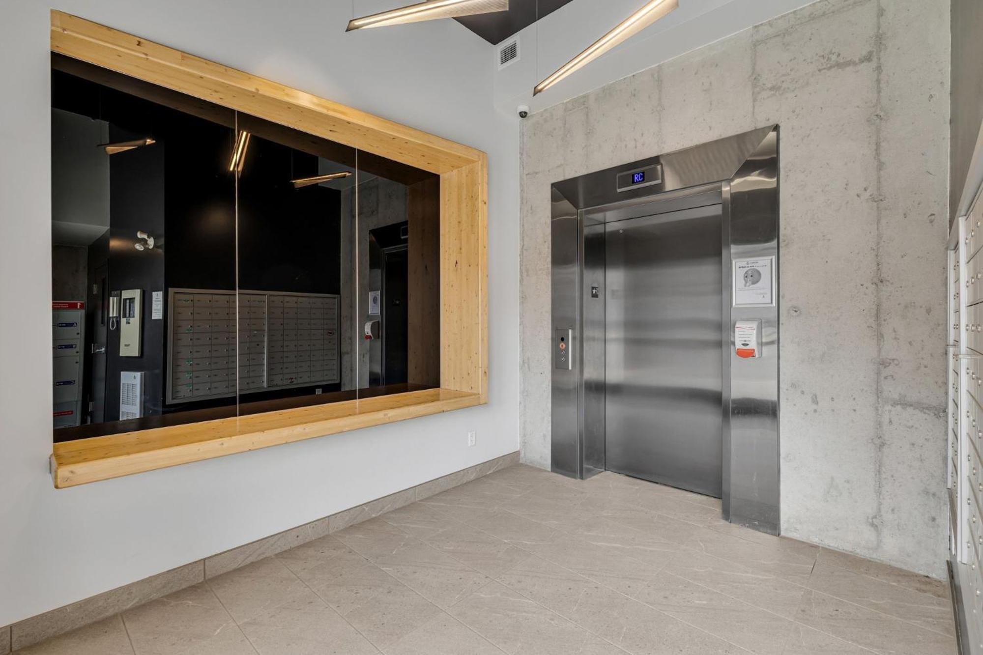 INITIAL -CLASSE S- Centre-ville de Québec +stationnement Extérieur photo